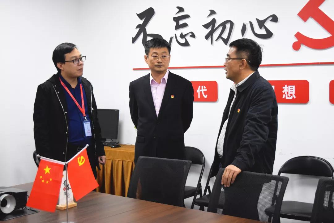 中共安陽(yáng)市委網(wǎng)信辦主任路玉軍、副主任王曉萌等一行人蒞臨安陽(yáng)青峰網(wǎng)絡(luò)指導(dǎo)工作
